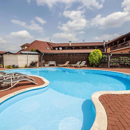 Hotel Aldo Unicov Luaran gambar