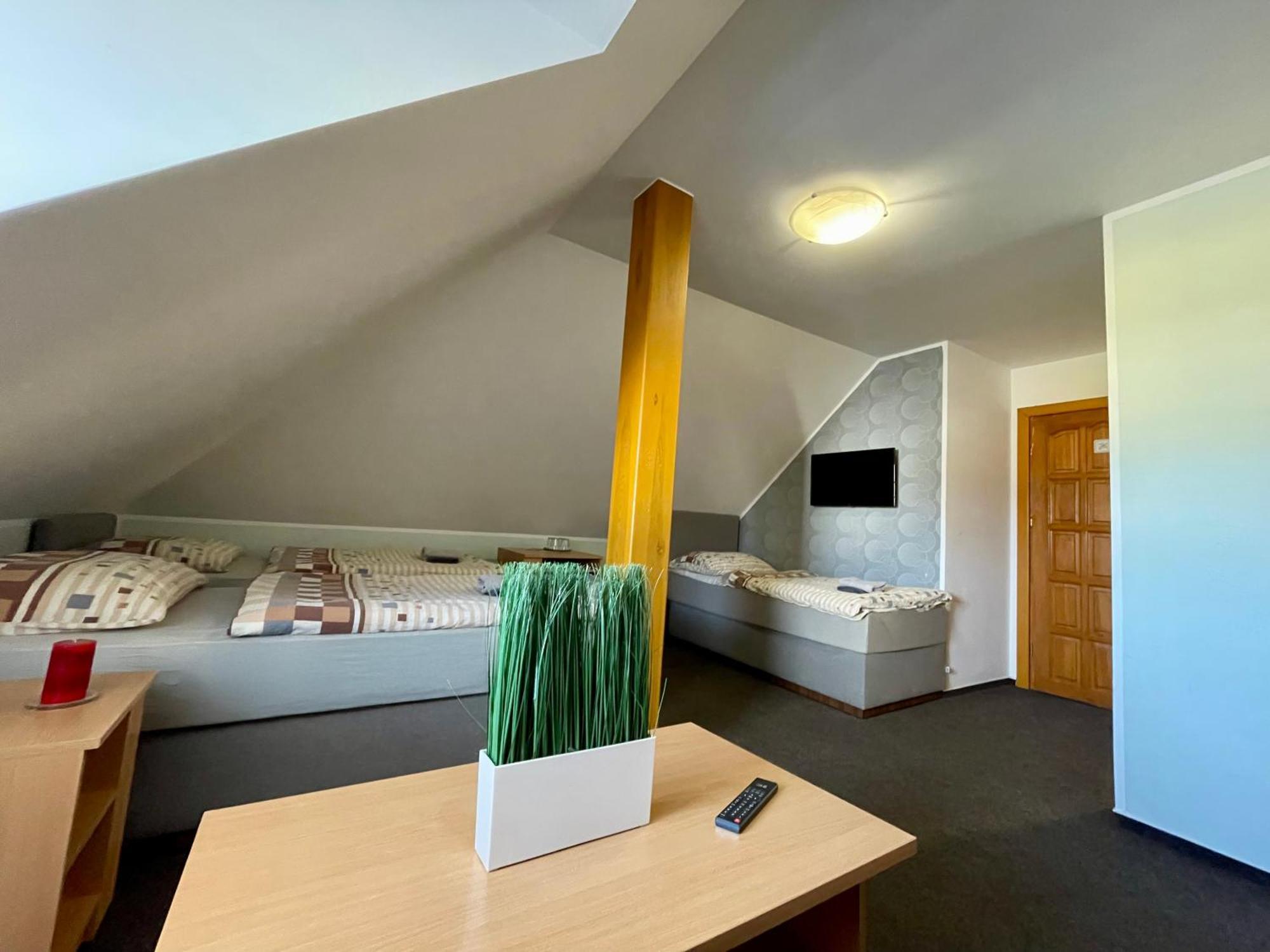Hotel Aldo Unicov Luaran gambar